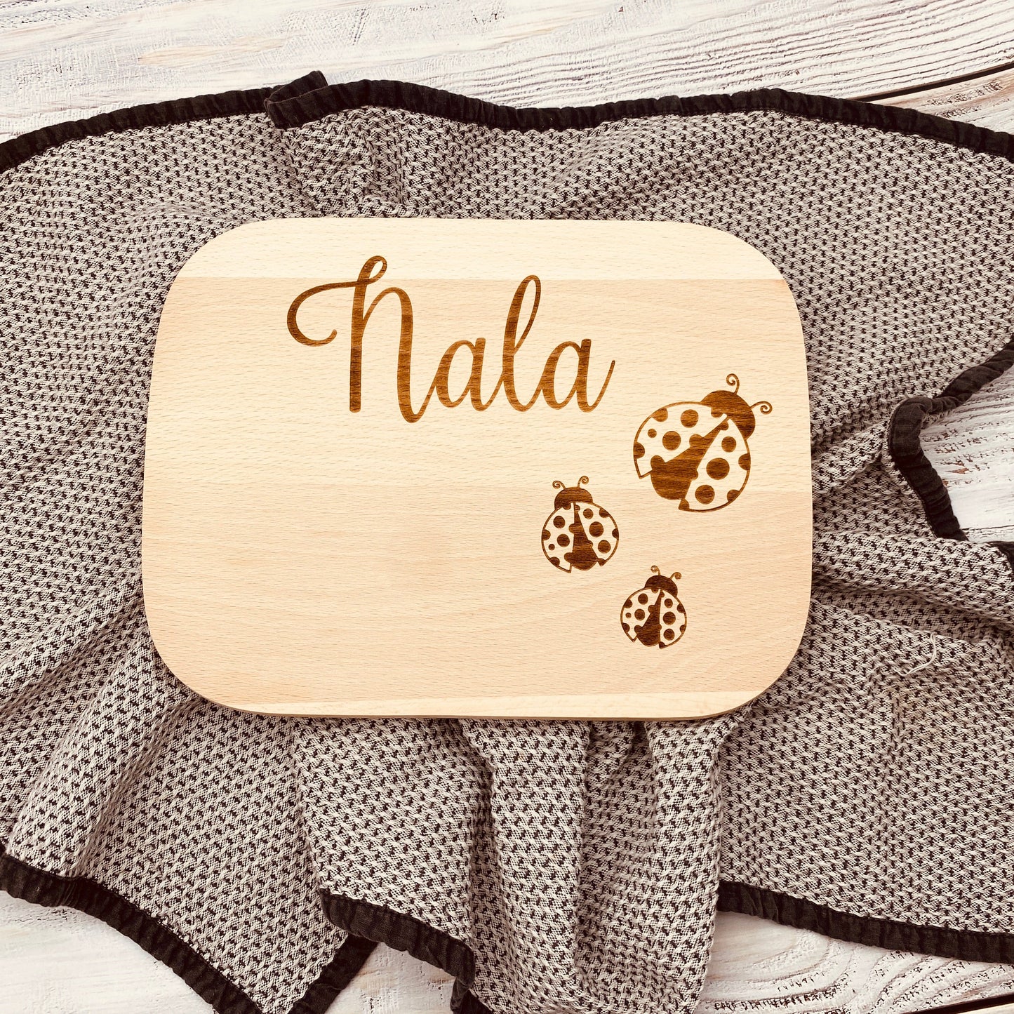 personalisiertes Schneidebrett | individuelles Geschenk zum Geburtstag oder Weihnachten | Frühstücksbrett aus Holz mit Gravur