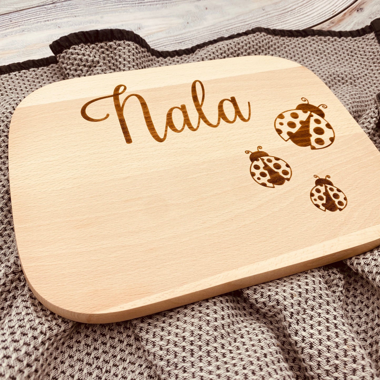 personalisiertes Schneidebrett | individuelles Geschenk zum Geburtstag oder Weihnachten | Frühstücksbrett aus Holz mit Gravur