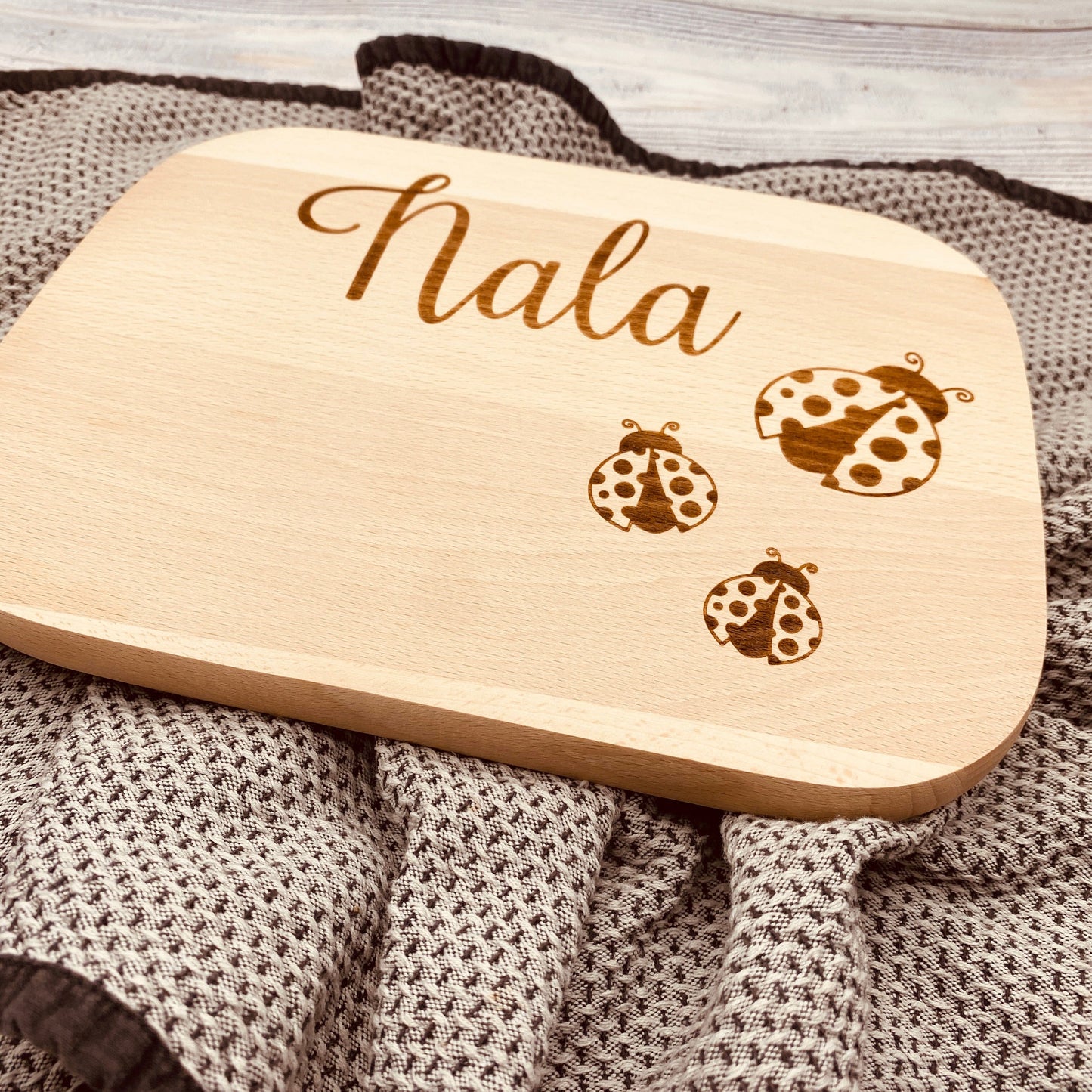 personalisiertes Schneidebrett | individuelles Geschenk zum Geburtstag oder Weihnachten | Frühstücksbrett aus Holz mit Gravur