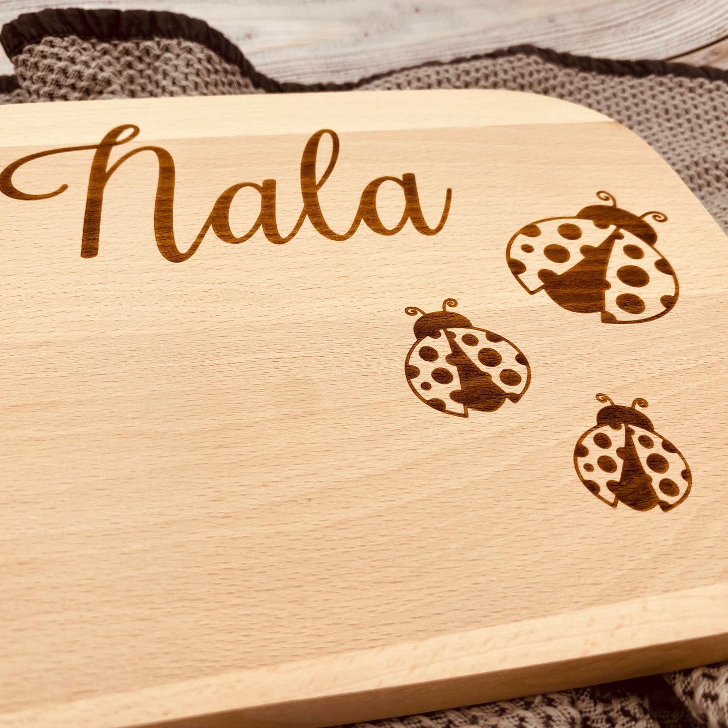 personalisiertes Schneidebrett | individuelles Geschenk zum Geburtstag oder Weihnachten | Frühstücksbrett aus Holz mit Gravur