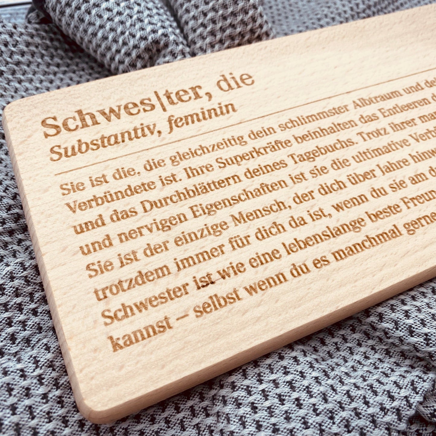 Schneidebrett Schwester | individuelles Geschenk zum Geburtstag oder Weihnachten | Frühstücksbrett aus Holz mit Gravur