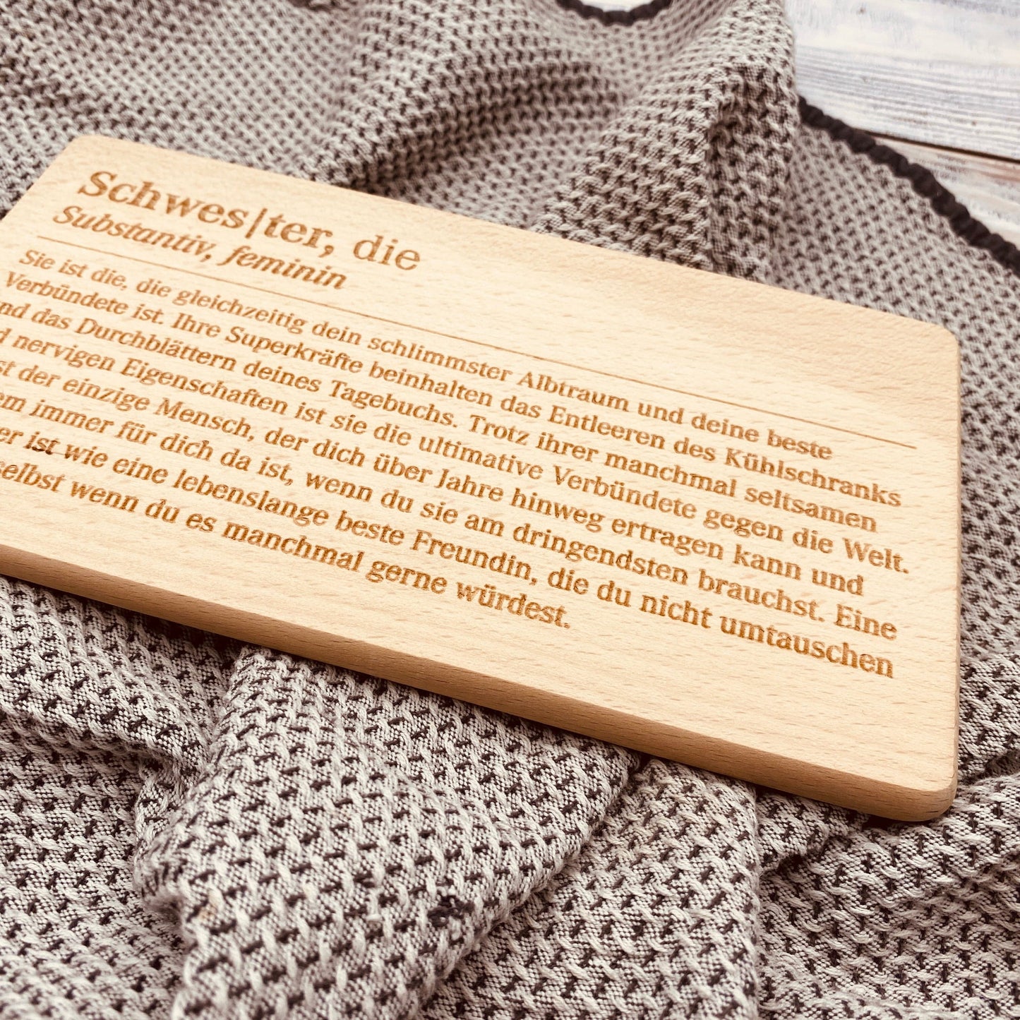 Schneidebrett Schwester | individuelles Geschenk zum Geburtstag oder Weihnachten | Frühstücksbrett aus Holz mit Gravur