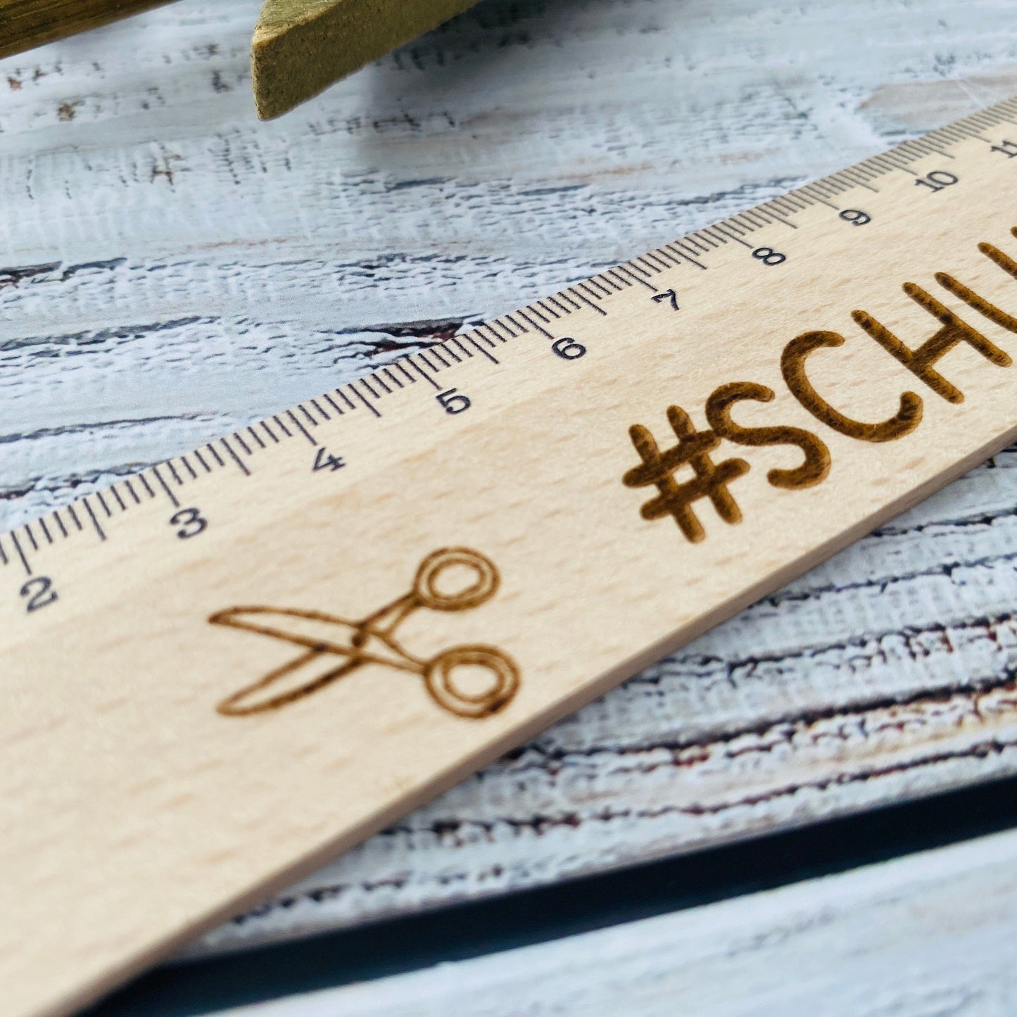 individuelles Lineal aus Holz | Geschenk zur Einschulung oder für die Schultüte | Schulkind | Messlatte 20cm | personalisiert mit Namen