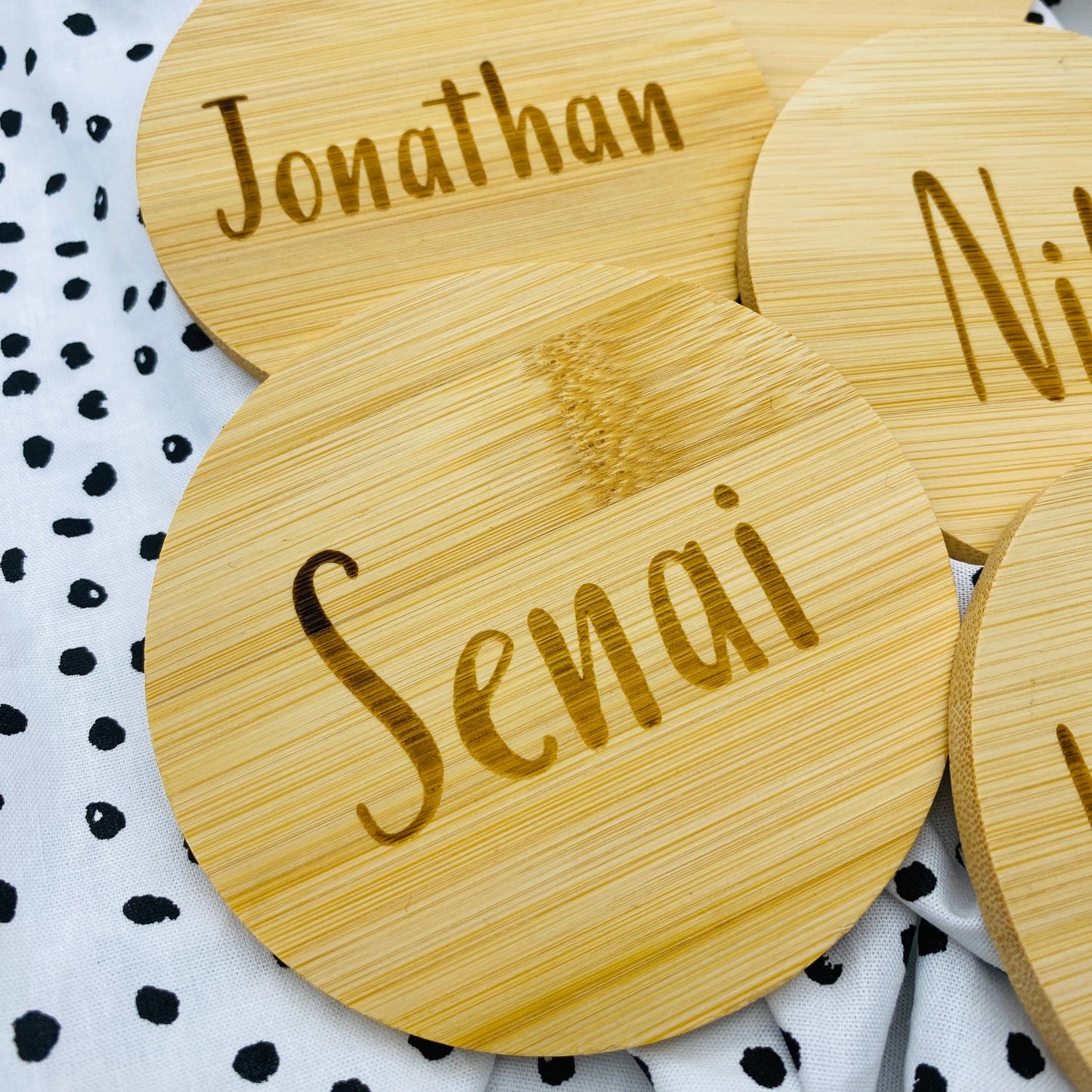 personalisierter Untersetzer aus Bambus | individuelles Geschenk zur Hochzeit oder zum Geburtstag | Untersetzer für Unternehmen