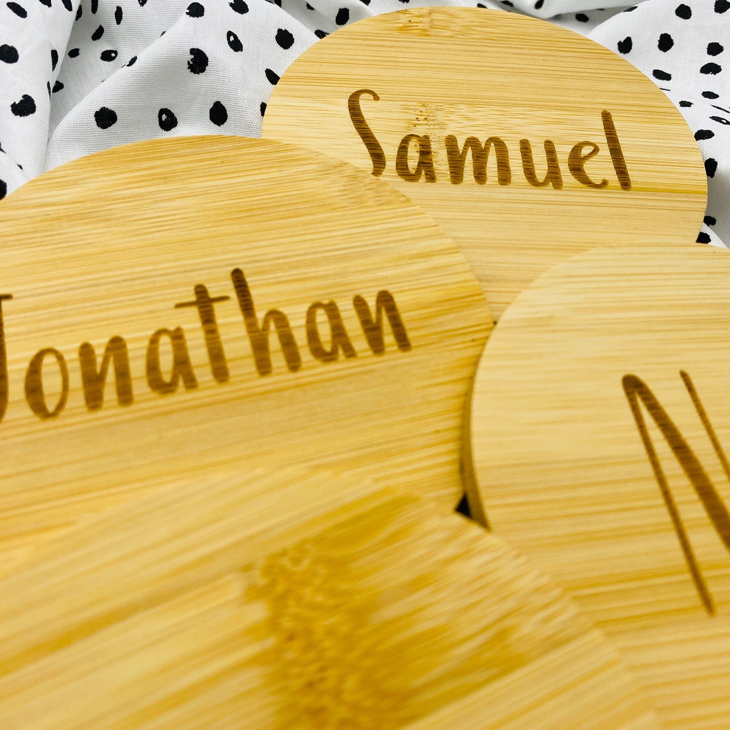 personalisierter Untersetzer aus Bambus | individuelles Geschenk zur Hochzeit oder zum Geburtstag | Untersetzer für Unternehmen