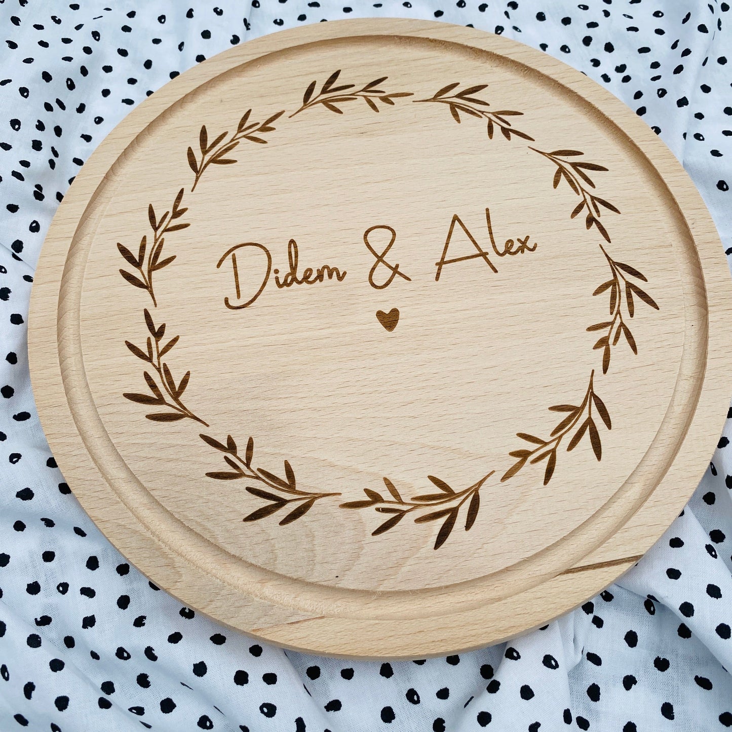 Schneidebrett mit Gravur | personalisiertes Brotbrett | Holzbrett mit Namensgravur | Geschenk zur Hochzeit | individuelles Küchenbrett