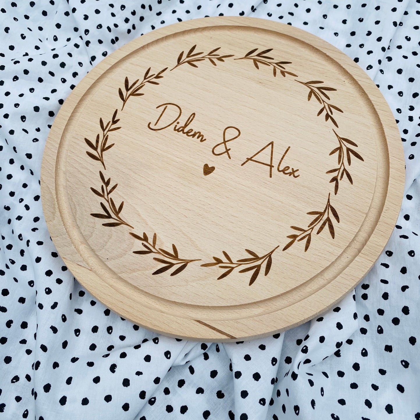 Schneidebrett mit Gravur | personalisiertes Brotbrett | Holzbrett mit Namensgravur | Geschenk zur Hochzeit | individuelles Küchenbrett