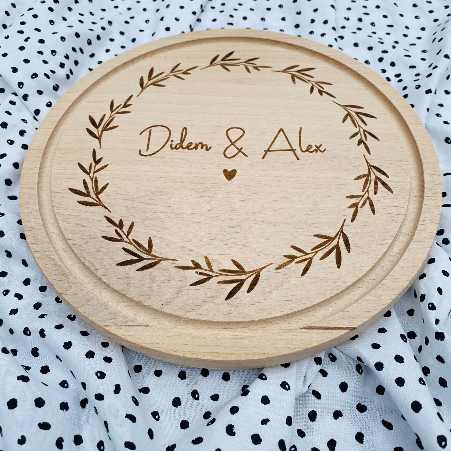 Schneidebrett mit Gravur | personalisiertes Brotbrett | Holzbrett mit Namensgravur | Geschenk zur Hochzeit | individuelles Küchenbrett