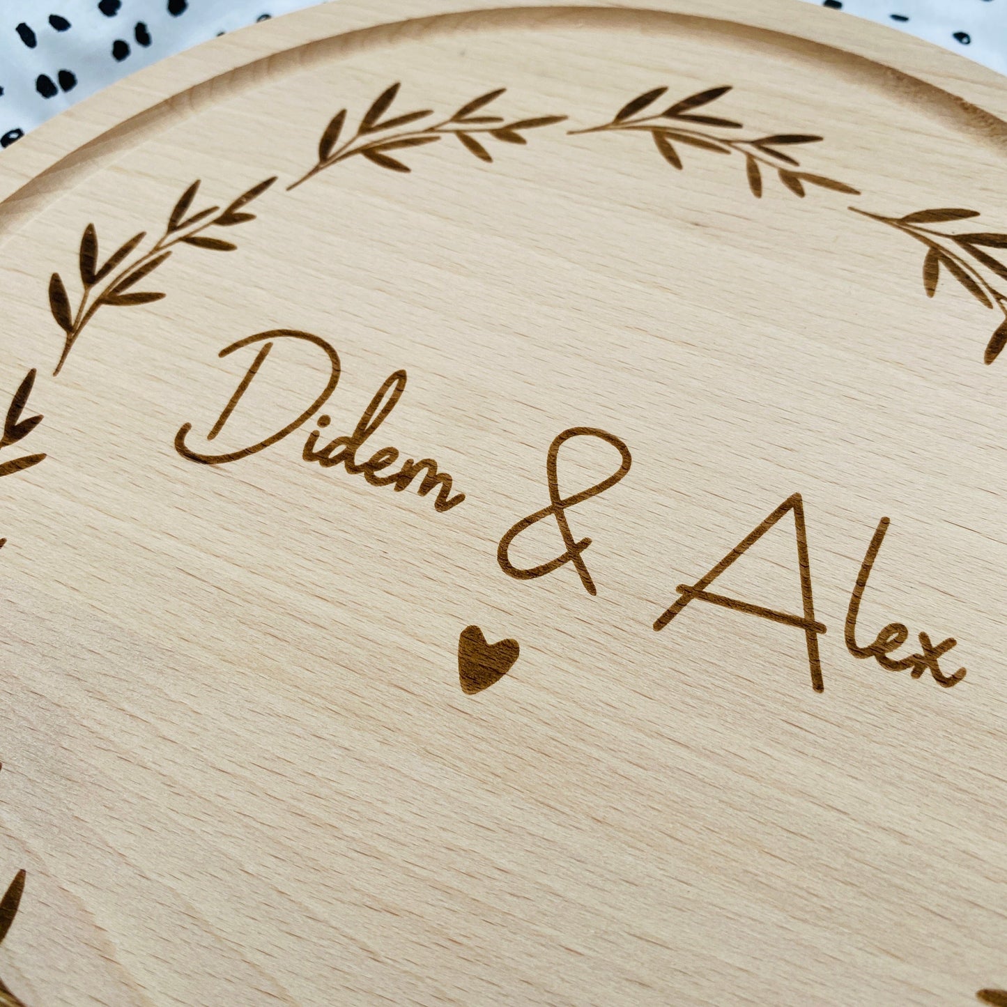 Schneidebrett mit Gravur | personalisiertes Brotbrett | Holzbrett mit Namensgravur | Geschenk zur Hochzeit | individuelles Küchenbrett