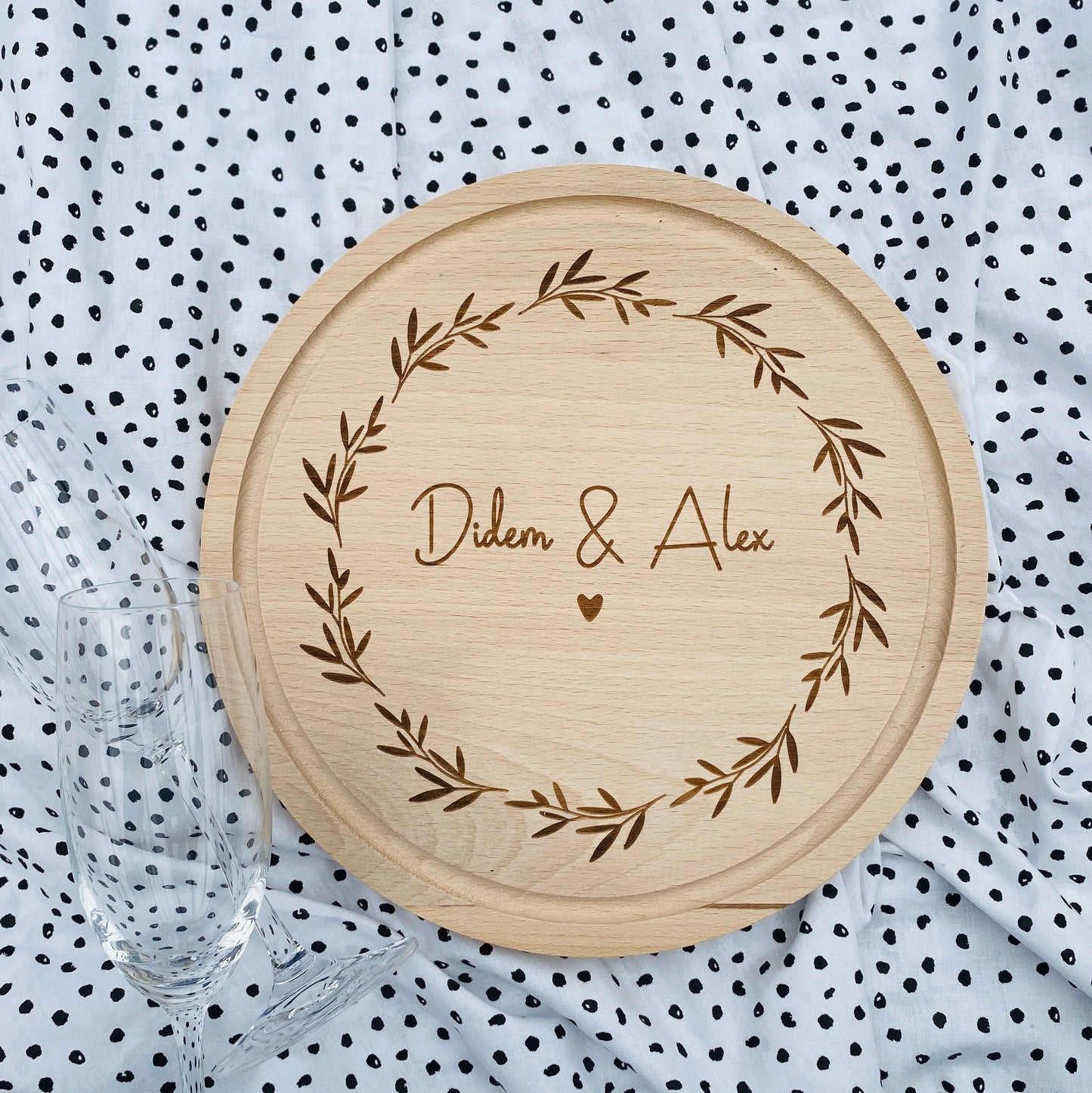 Schneidebrett mit Gravur | personalisiertes Brotbrett | Holzbrett mit Namensgravur | Geschenk zur Hochzeit | individuelles Küchenbrett