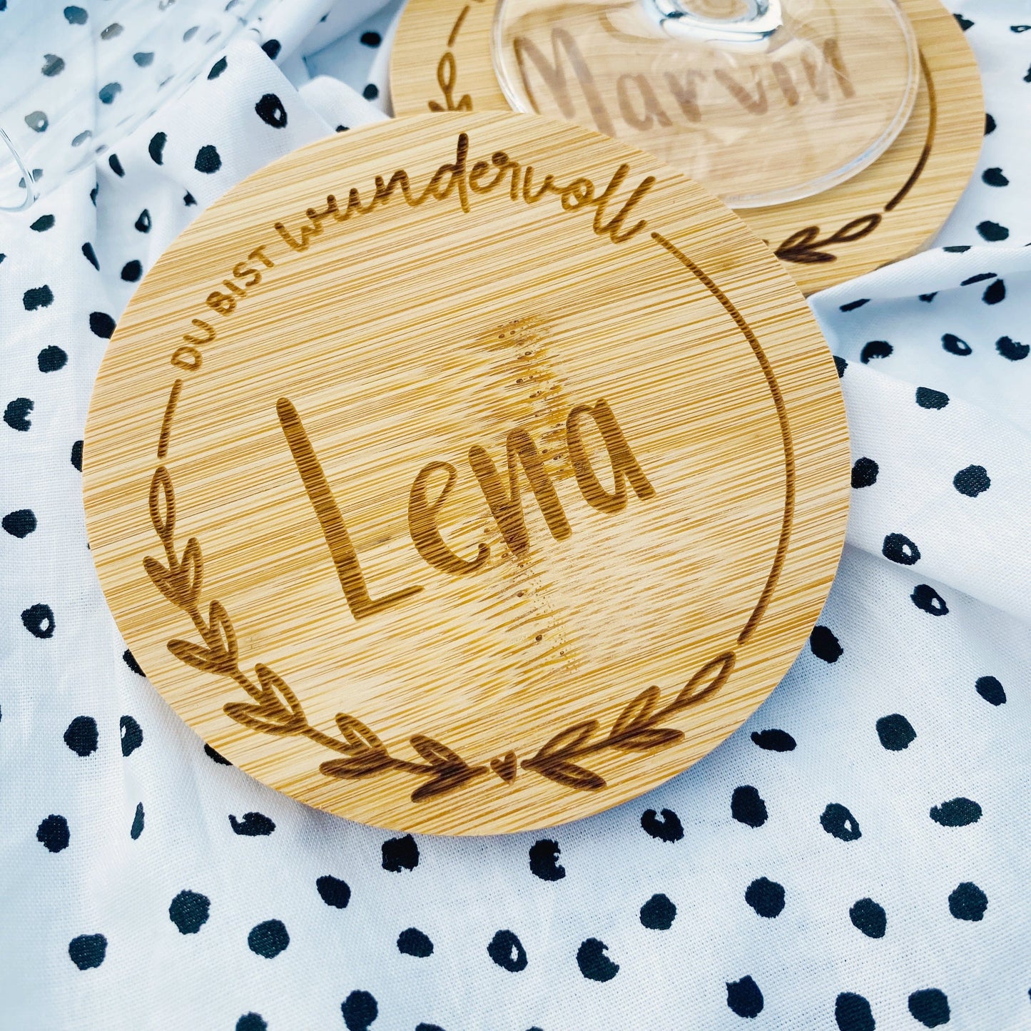 personalisierter Untersetzer aus Bambus | individuelles Geschenk zur Hochzeit oder zum Geburtstag | Untersetzer für Unternehmen