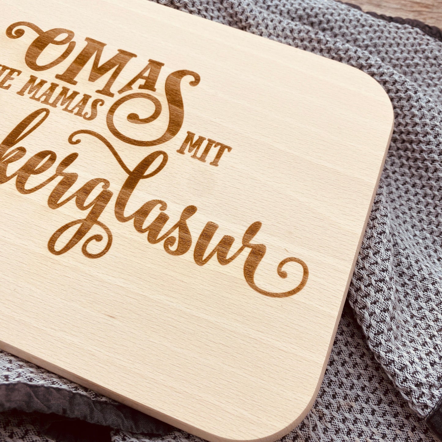 Küchenschneidebrett Oma | Familiengeschenk | Holzbrett mit Gravur | Frühstücksbrettchen