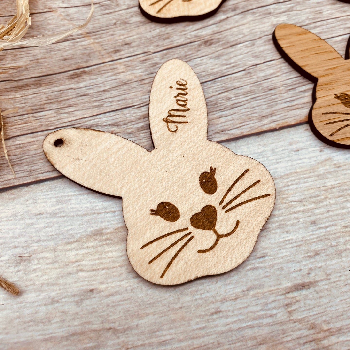 personalisierter Osteranhänger aus Holz | Tischdekoration mit graviertem Namen | individuelle Platzkarte | Osterkorb Anhänger