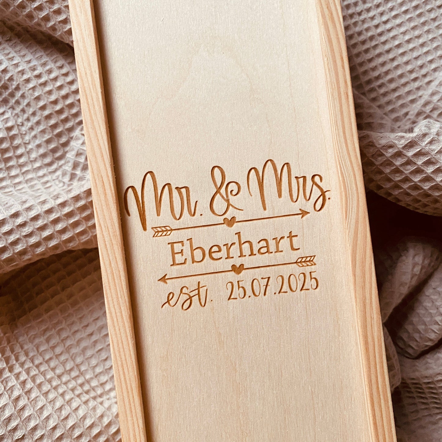 Personalisierte Weinbox mit Gravur – Hochzeitsgeschenk aus Holz in edler Optik