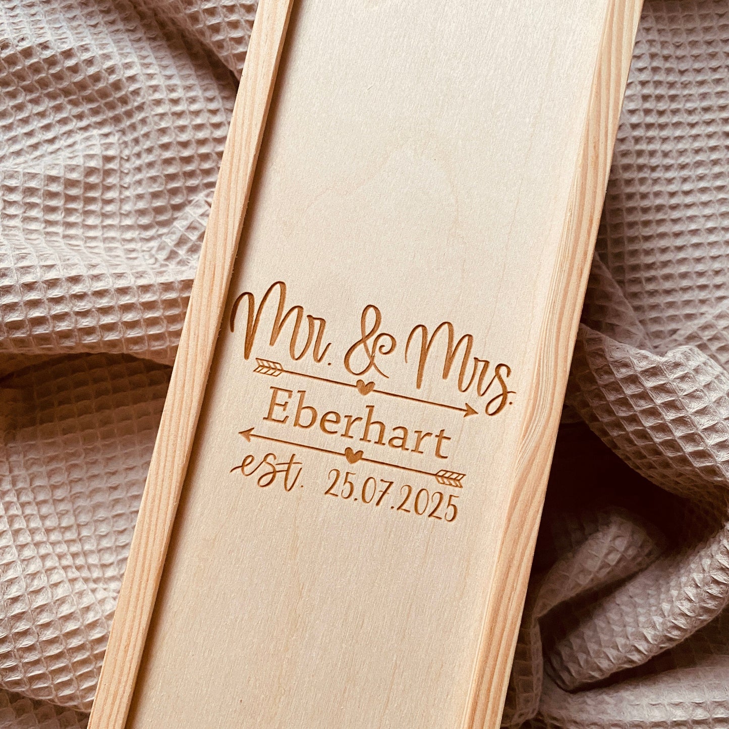Personalisierte Weinbox mit Gravur – Hochzeitsgeschenk aus Holz in edler Optik