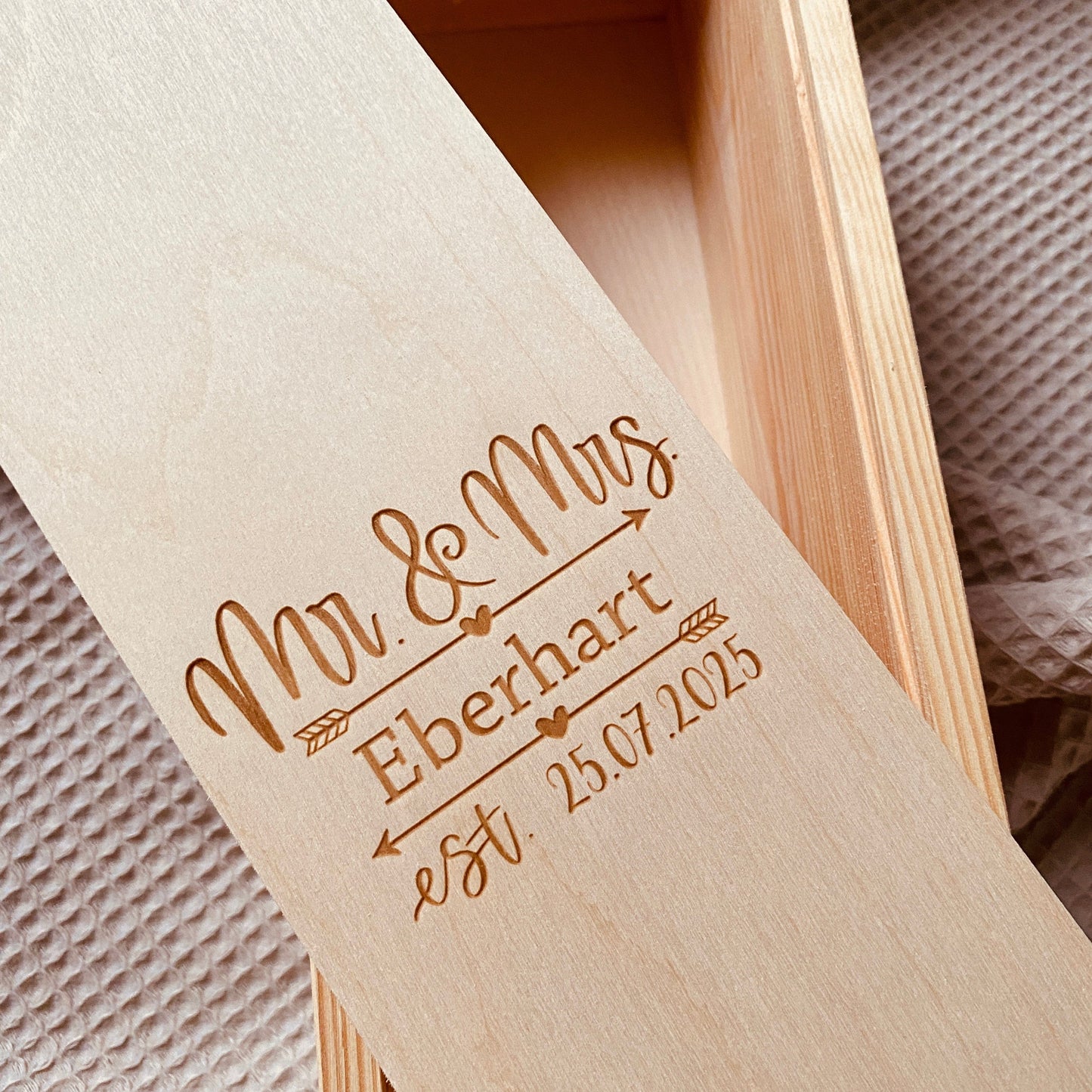 Personalisierte Weinbox mit Gravur – Hochzeitsgeschenk aus Holz in edler Optik
