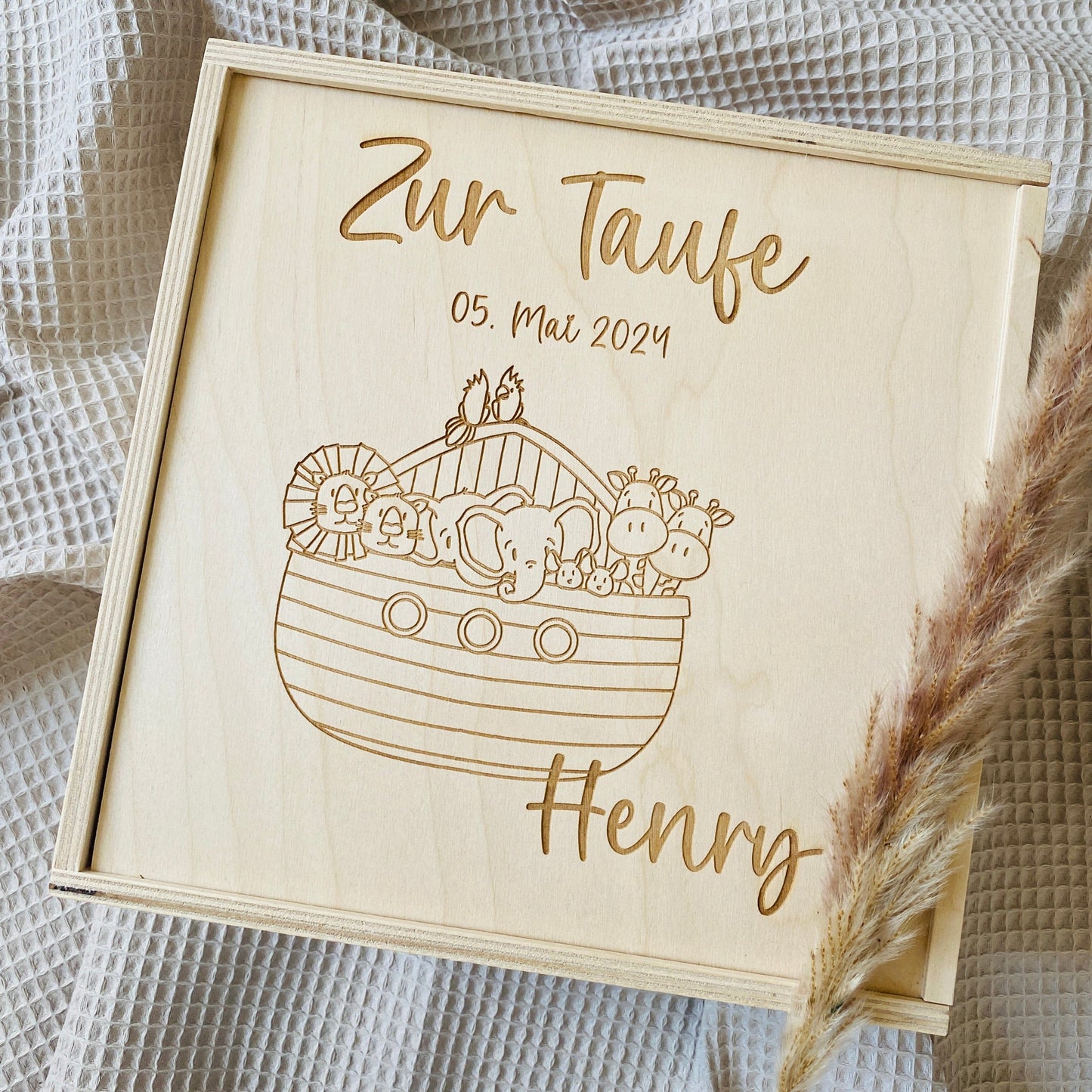 Holz‑Erinnerungskiste zur Taufe 20x20 cm – personalisiert mit Name, Datum & Motiv Gravur