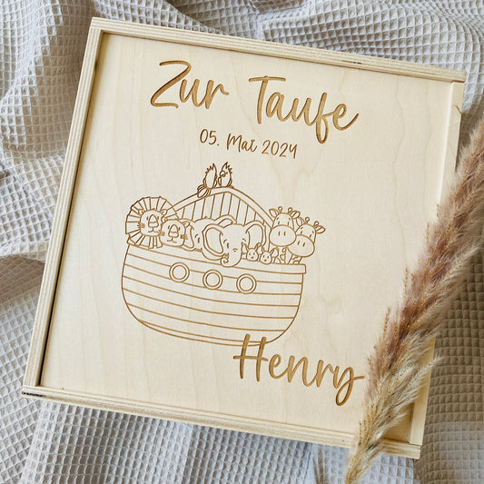 Holz‑Erinnerungskiste zur Taufe 20x20 cm – personalisiert mit Name, Datum & Motiv Gravur