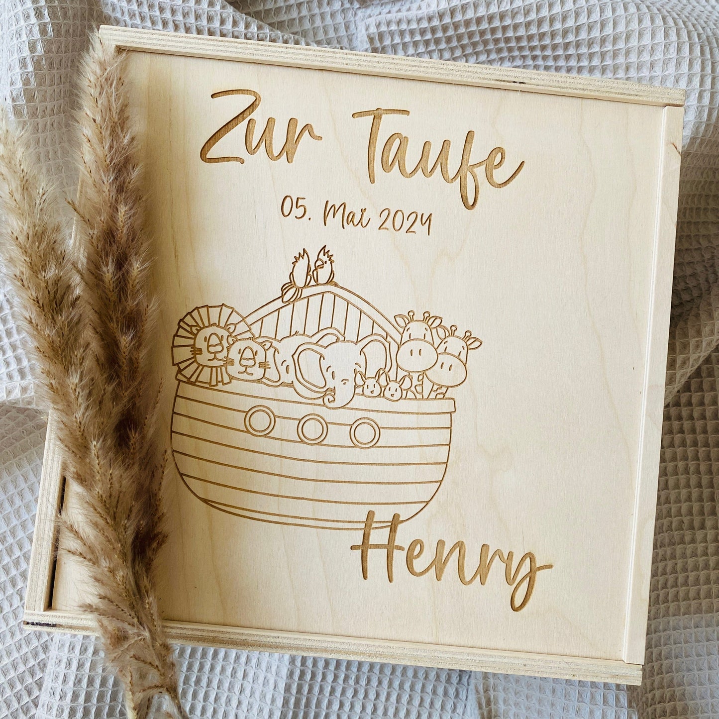 Holz‑Erinnerungskiste zur Taufe 20x20 cm – personalisiert mit Name, Datum & Motiv Gravur