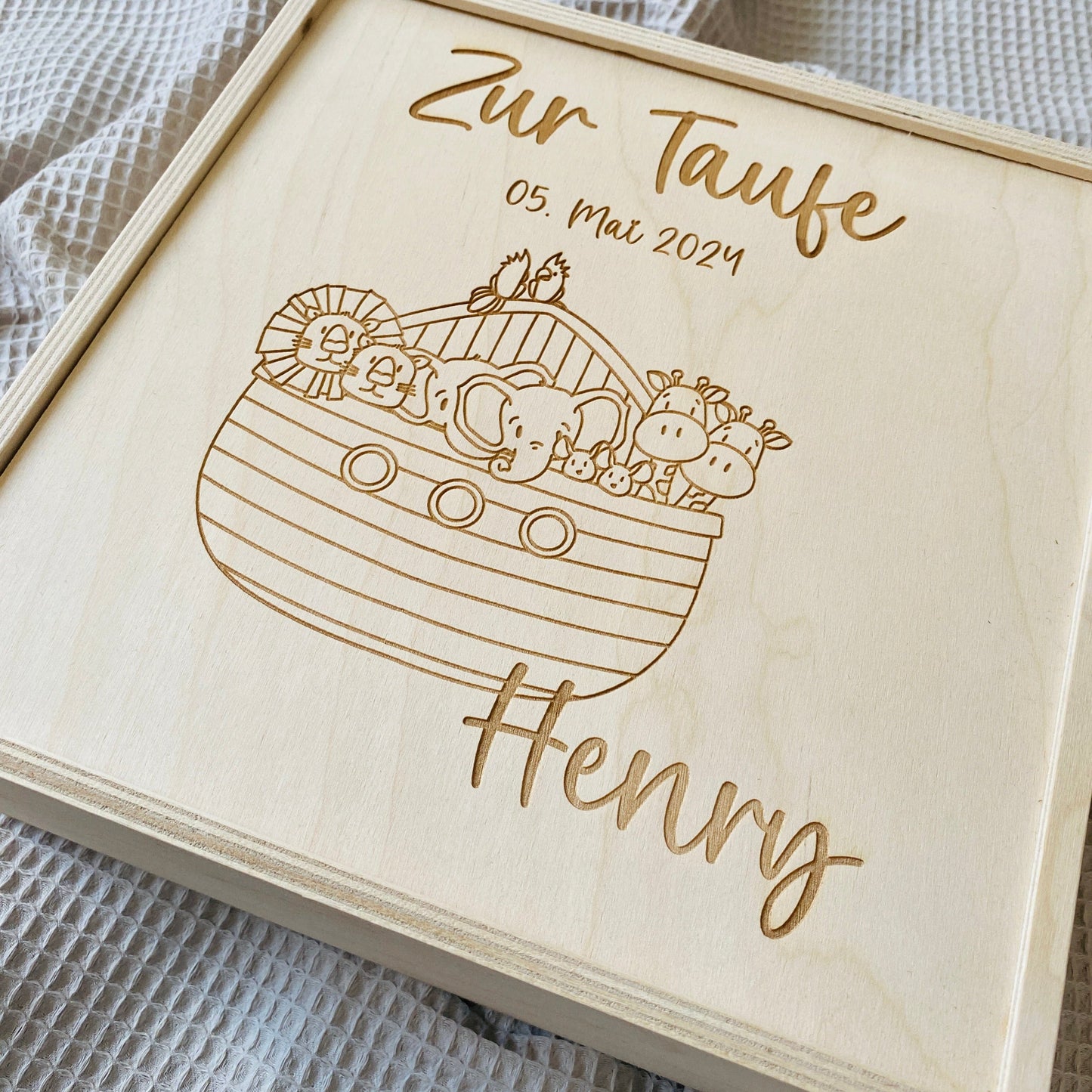 Holz‑Erinnerungskiste zur Taufe 20x20 cm – personalisiert mit Name, Datum & Motiv Gravur