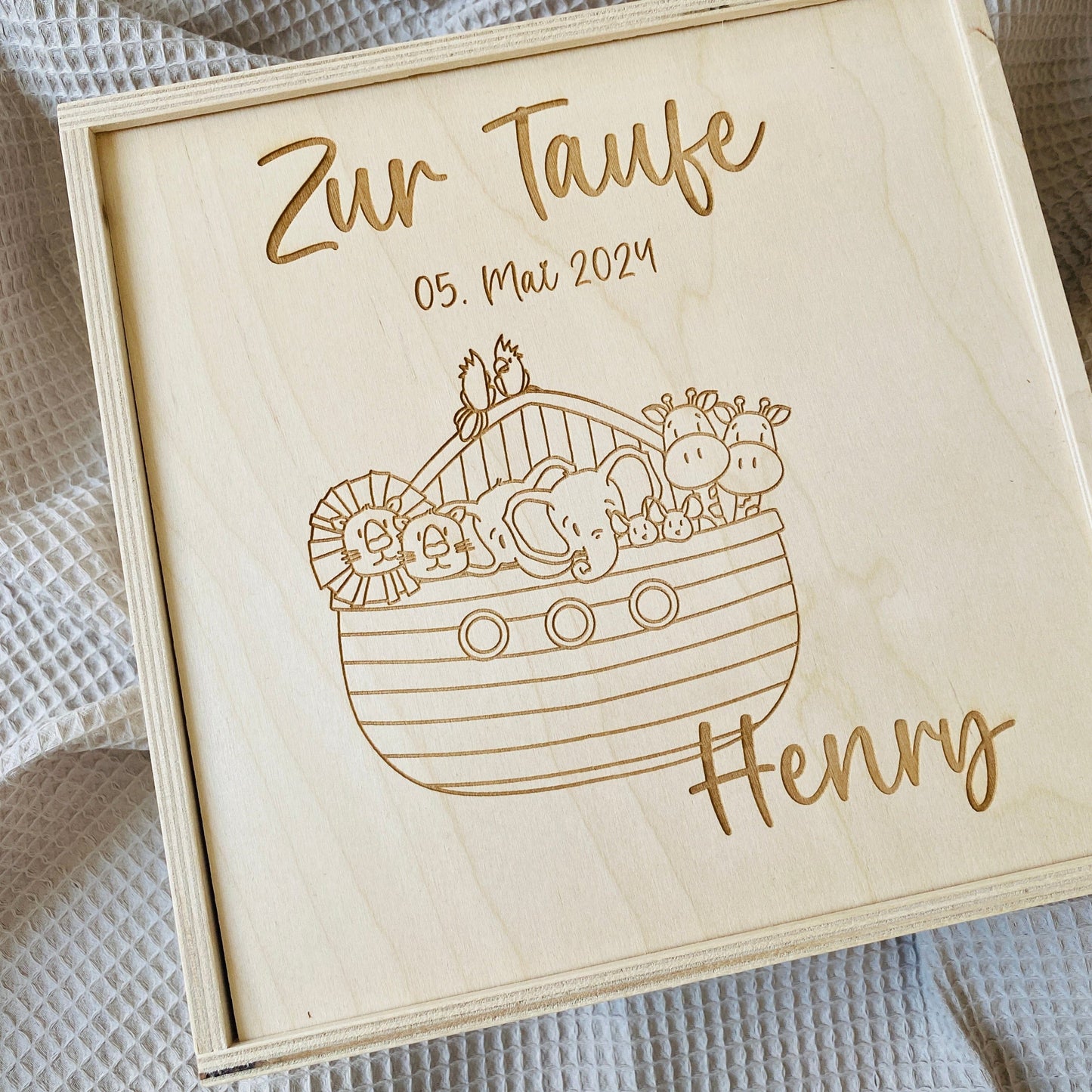 Holz‑Erinnerungskiste zur Taufe 20x20 cm – personalisiert mit Name, Datum & Motiv Gravur