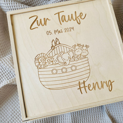 Holz‑Erinnerungskiste zur Taufe 20x20 cm – personalisiert mit Name, Datum & Motiv Gravur