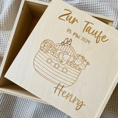 Holz‑Erinnerungskiste zur Taufe 20x20 cm – personalisiert mit Name, Datum & Motiv Gravur