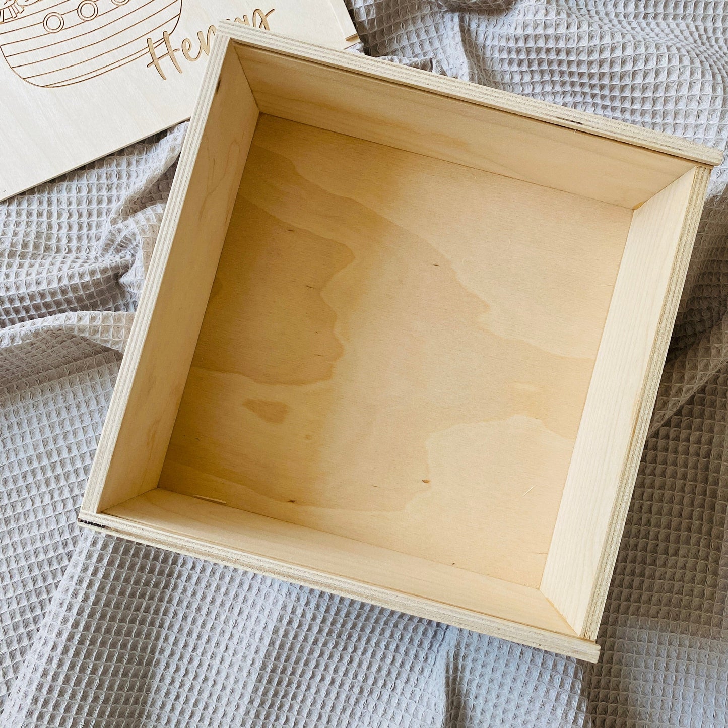 Holz‑Erinnerungskiste zur Taufe 20x20 cm – personalisiert mit Name, Datum & Motiv Gravur