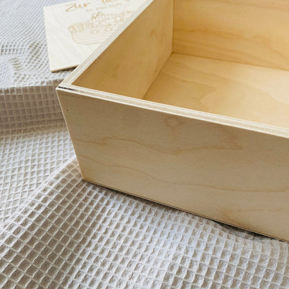 Holz‑Erinnerungskiste zur Taufe 20x20 cm – personalisiert mit Name, Datum & Motiv Gravur