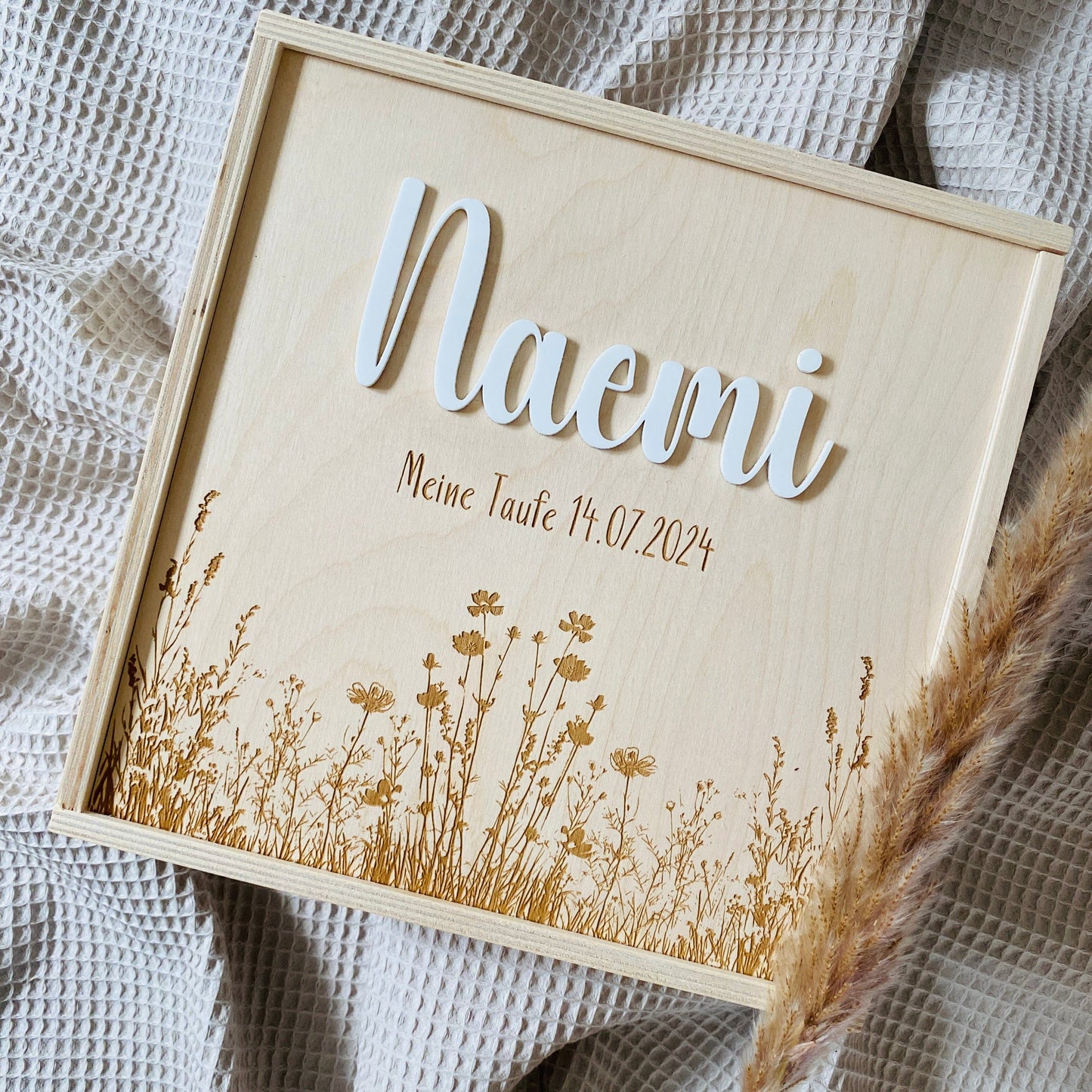 Holz‑Erinnerungskiste zur Taufe 20x20 cm – personalisiert mit Name, Datum & Motiv Gravur