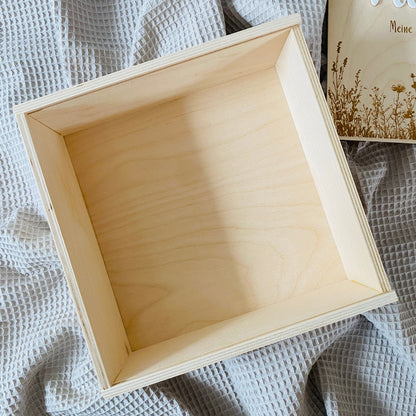 Holz‑Erinnerungskiste zur Taufe 20x20 cm – personalisiert mit Name, Datum & Motiv Gravur