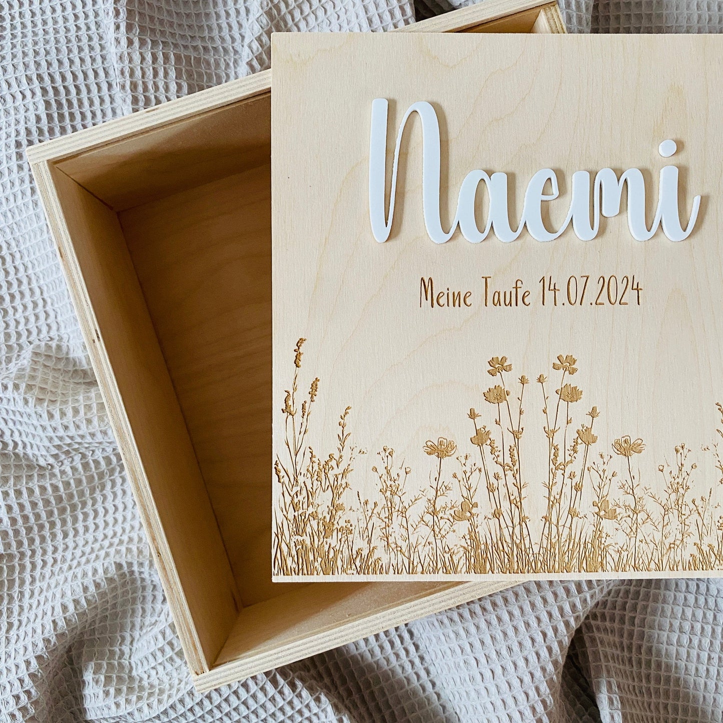 Holz‑Erinnerungskiste zur Taufe 20x20 cm – personalisiert mit Name, Datum & Motiv Gravur