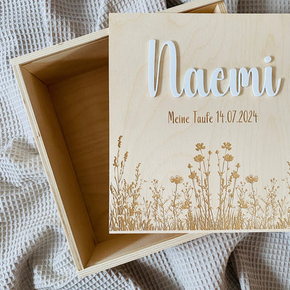Holz‑Erinnerungskiste zur Taufe 20x20 cm – personalisiert mit Name, Datum & Motiv Gravur