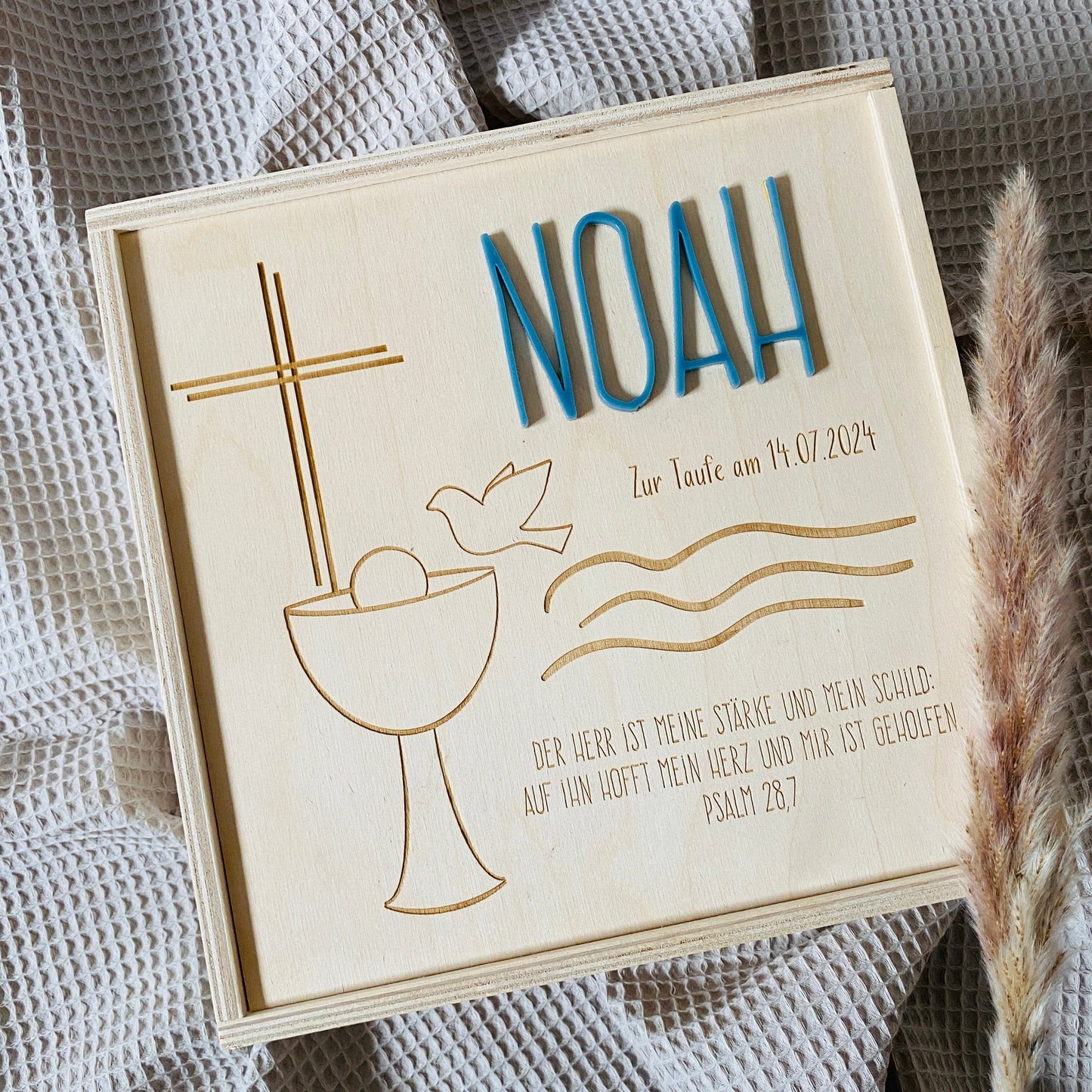 Holz‑Erinnerungskiste zur Taufe 20x20 cm – personalisiert mit Name, Datum & Motiv Gravur
