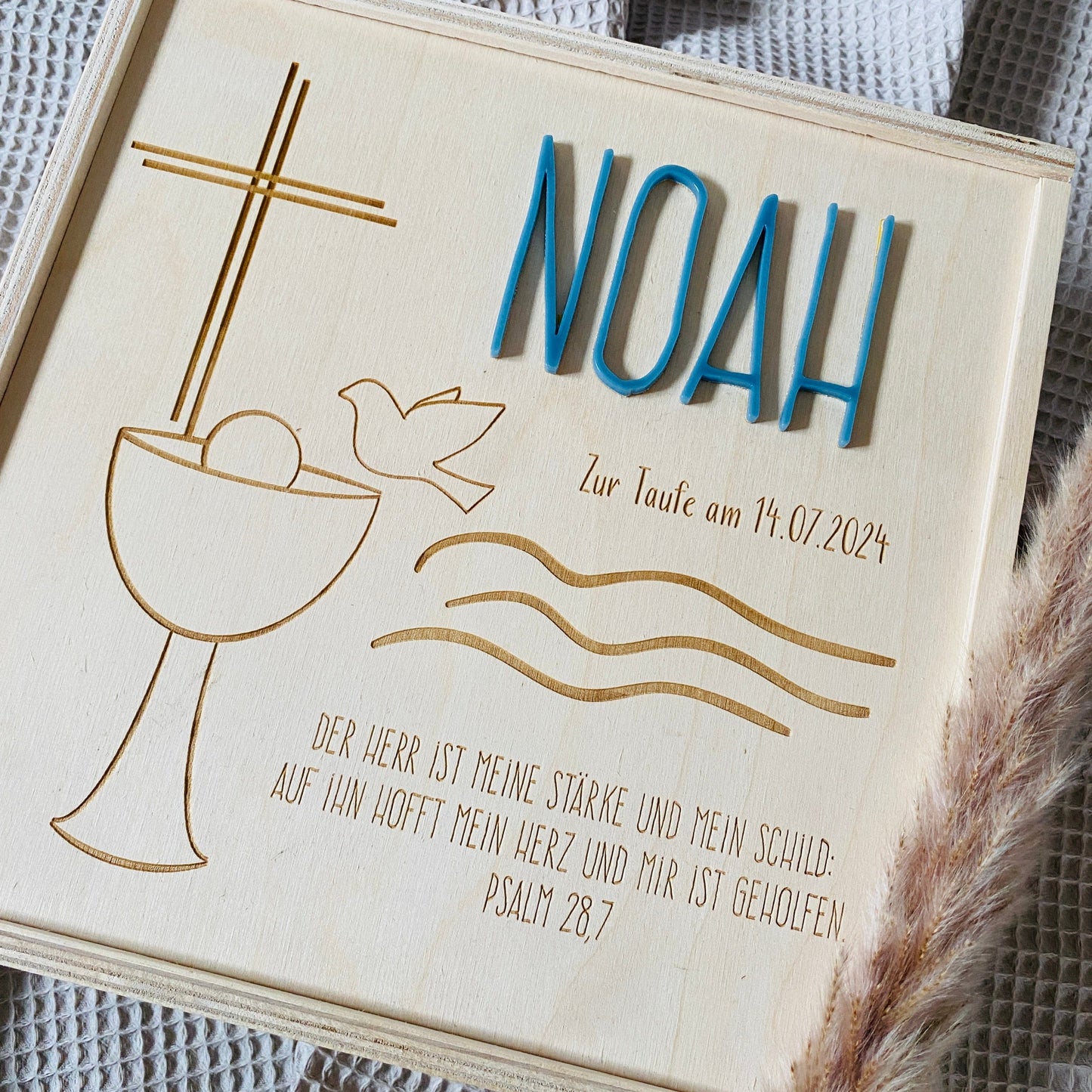 Holz‑Erinnerungskiste zur Taufe 20x20 cm – personalisiert mit Name, Datum & Motiv Gravur