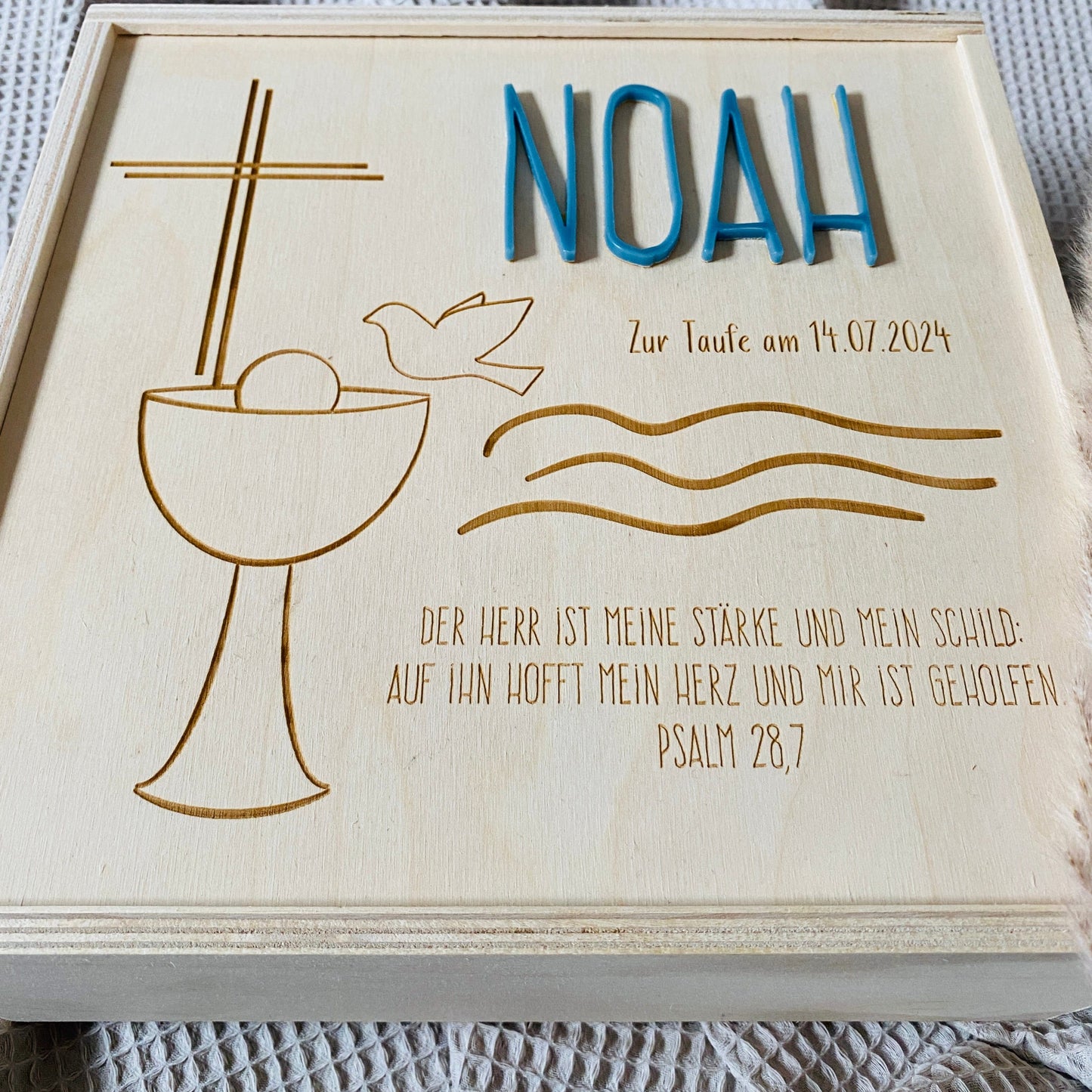 Holz‑Erinnerungskiste zur Taufe 20x20 cm – personalisiert mit Name, Datum & Motiv Gravur