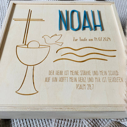Holz‑Erinnerungskiste zur Taufe 20x20 cm – personalisiert mit Name, Datum & Motiv Gravur