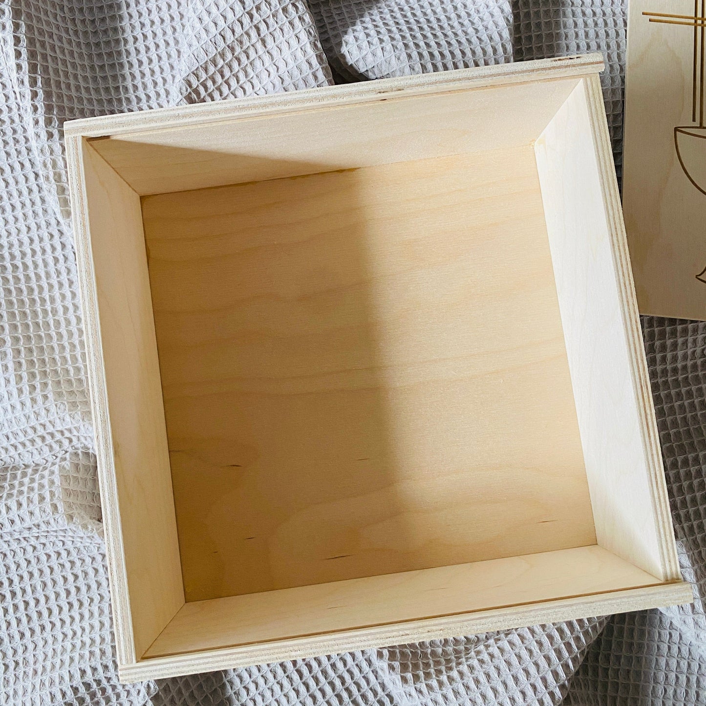 Holz‑Erinnerungskiste zur Taufe 20x20 cm – personalisiert mit Name, Datum & Motiv Gravur
