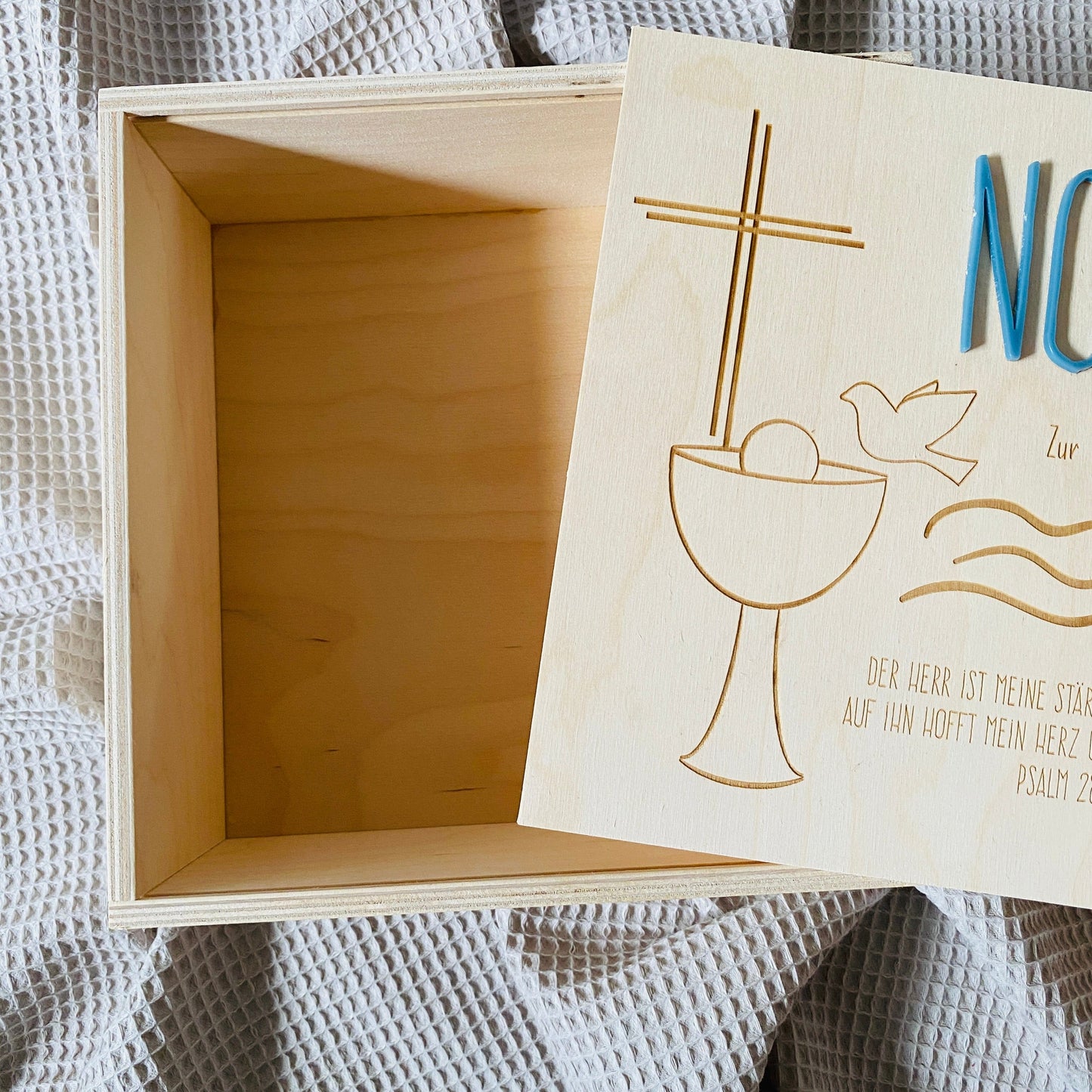 Holz‑Erinnerungskiste zur Taufe 20x20 cm – personalisiert mit Name, Datum & Motiv Gravur