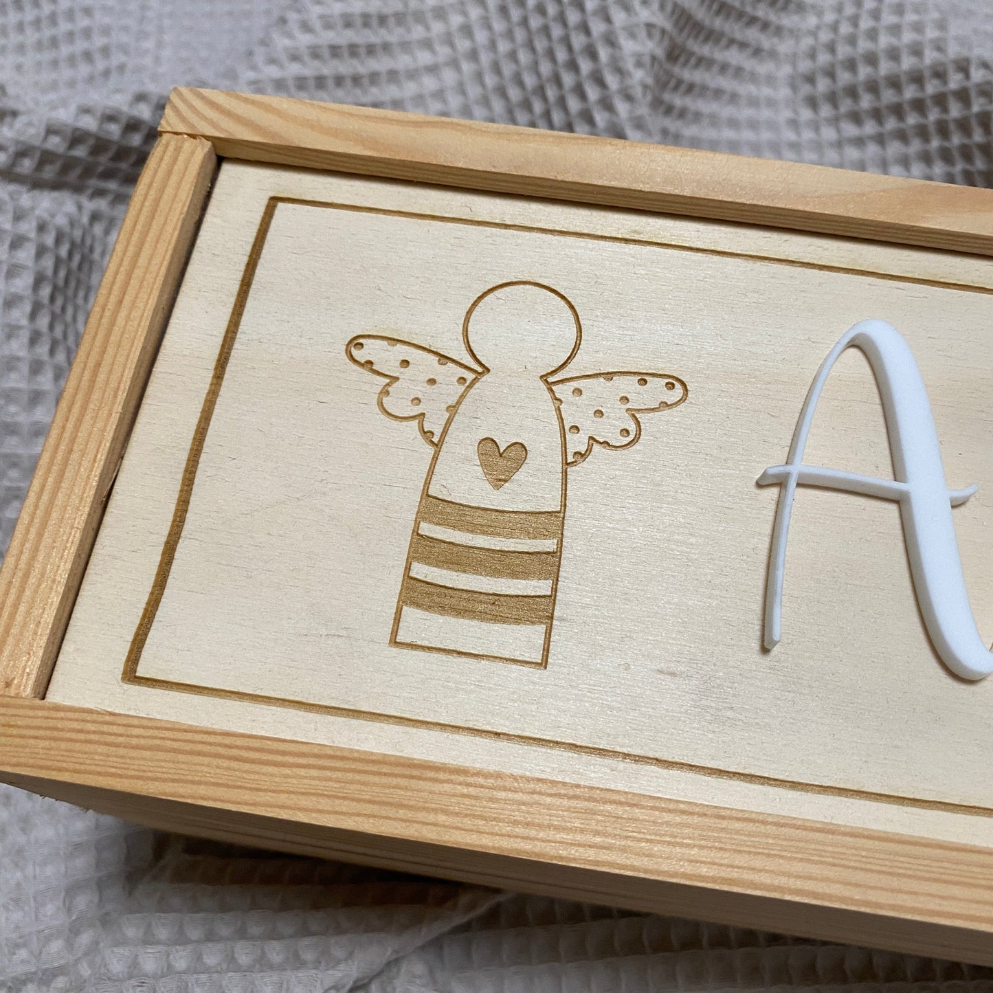 Personalisierte Aufbewahrungsbox für Taufkerzen – Individuelle Kerzenbox mit Namen für unvergessliche Erinnerungen