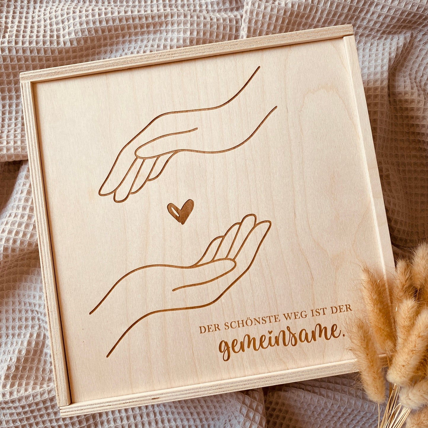 Holz‑Erinnerungskiste zur Hochzeit 20×20 cm – graviert mit Motiv & Spruch – besonderes Geschenk für Brautpaar und Trauzeugen