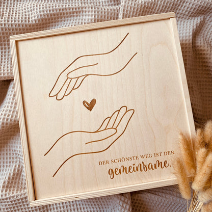 Holz‑Erinnerungskiste zur Hochzeit 20×20 cm – graviert mit Motiv & Spruch – besonderes Geschenk für Brautpaar und Trauzeugen