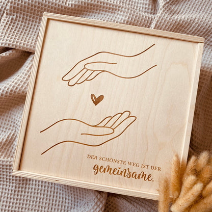 Holz‑Erinnerungskiste zur Hochzeit 20×20 cm – graviert mit Motiv & Spruch – besonderes Geschenk für Brautpaar und Trauzeugen