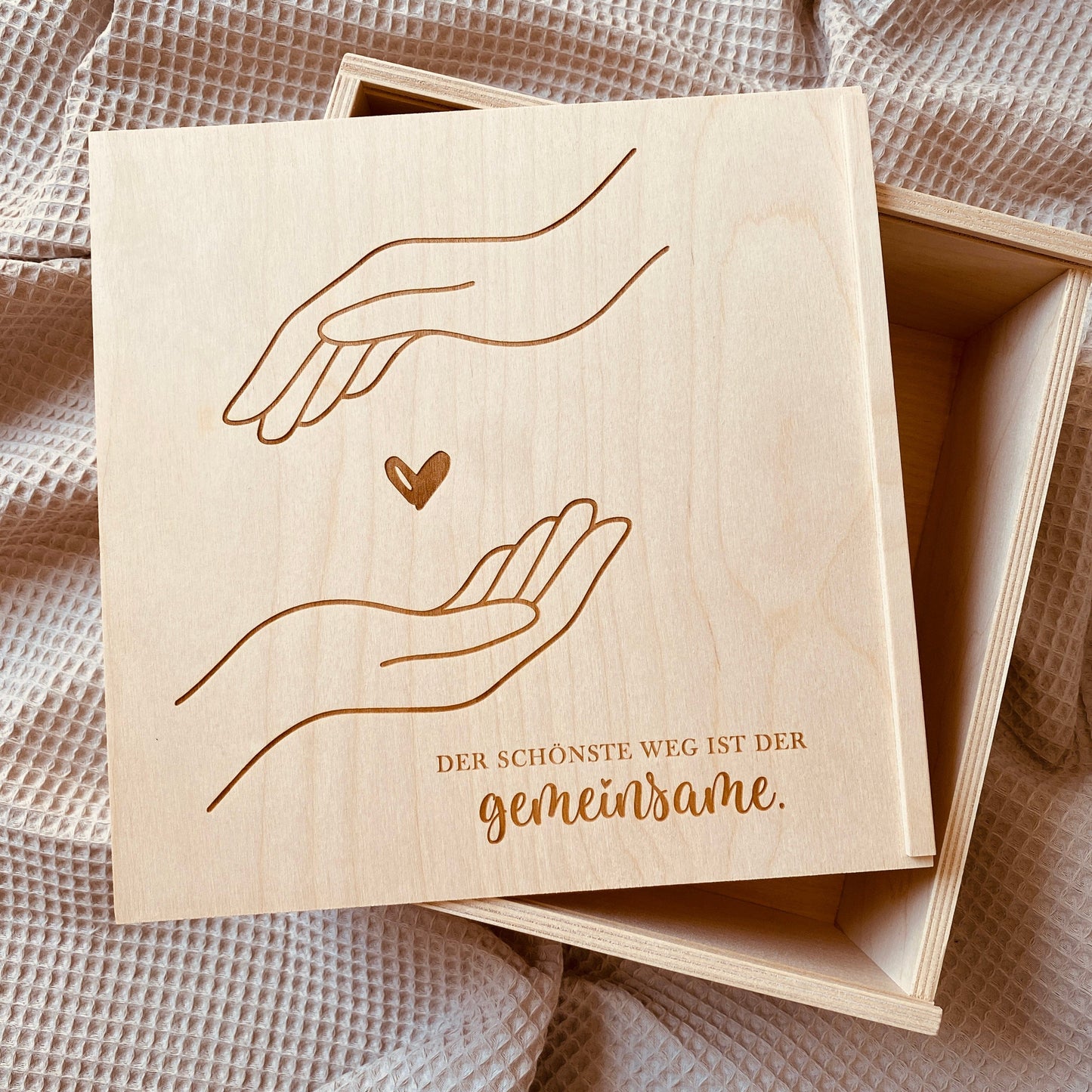 Holz‑Erinnerungskiste zur Hochzeit 20×20 cm – graviert mit Motiv & Spruch – besonderes Geschenk für Brautpaar und Trauzeugen