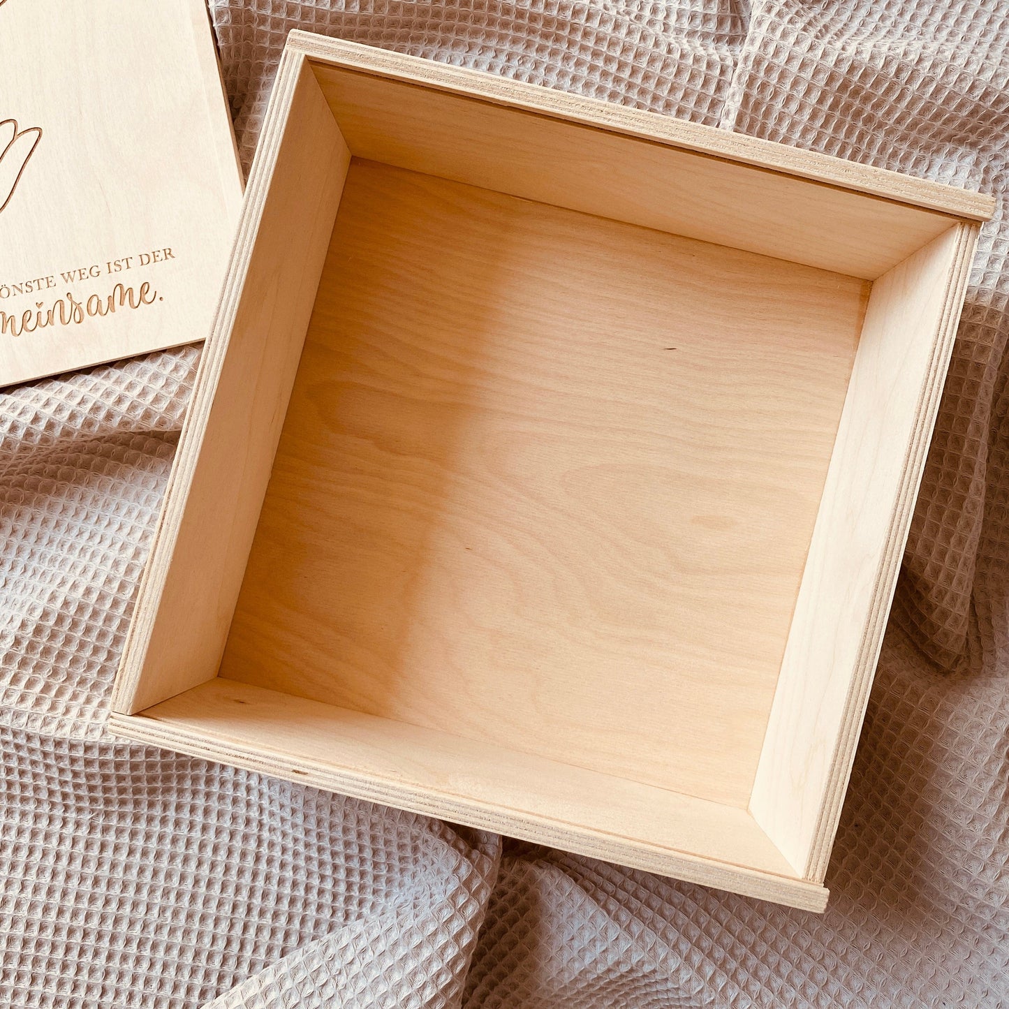 Holz‑Erinnerungskiste zur Hochzeit 20×20 cm – graviert mit Motiv & Spruch – besonderes Geschenk für Brautpaar und Trauzeugen