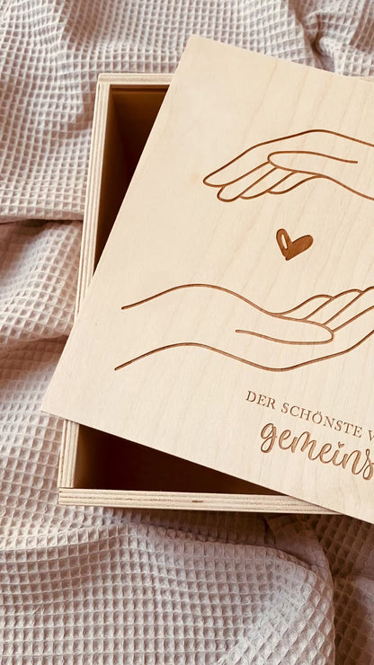 Holz‑Erinnerungskiste zur Hochzeit 20×20 cm – graviert mit Motiv & Spruch – besonderes Geschenk für Brautpaar und Trauzeugen